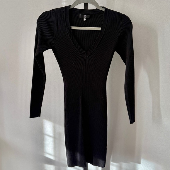 Missguided Dresses & Skirts - MISSGUIDED BLACK V-NECK SWEATER DRESS